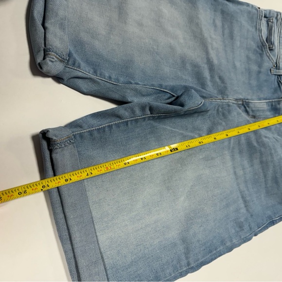 Levi Strauss & Co Light Wash Blue Jeans Denim Shorts - Picture 2 of 9